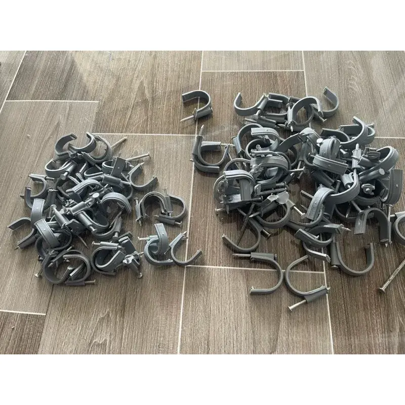 Móc đóng ống nhựa kèm đinh