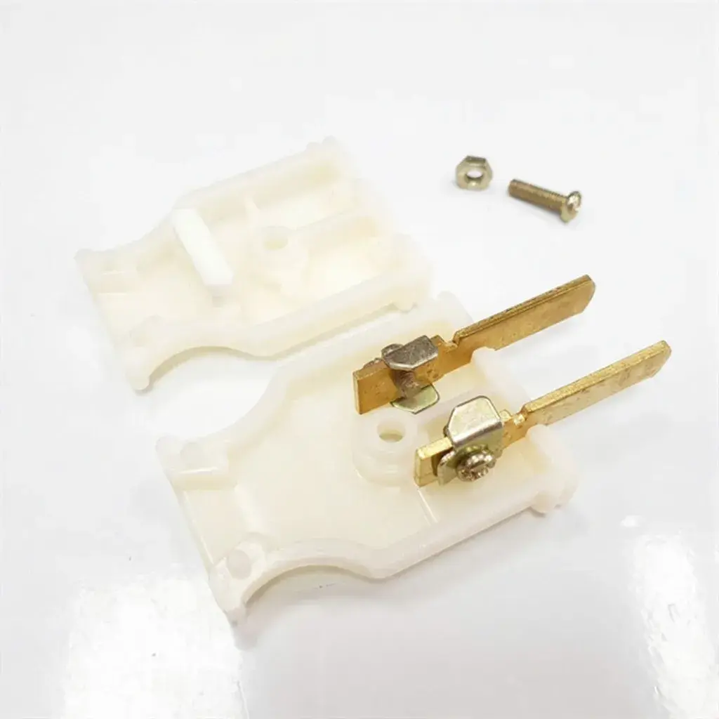 Phích Cắm Điện SOPOKA P2 là phích cắm chân dẹt (chân đực) chịu tải 1200W, điện áp 220V